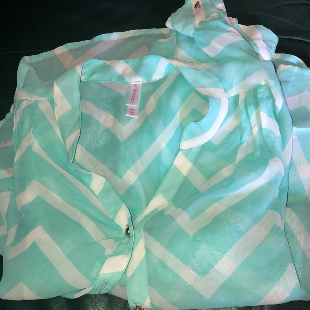 Chevron sheer xhilaration button down size S